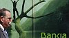 Ilustra�n� foto - Mu� proch�z� kolem plak�tu s logem �pan�lsk� banky Bankia v Madridu.