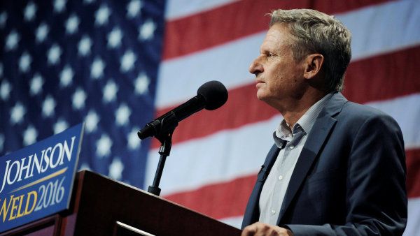 Mlad&iacute; Ameri�an&eacute; cht�j&iacute; zm�nu. Proto n�kte�&iacute; d&aacute;vaj&iacute; p�ednost libertari&aacute;novi Garymu Johnsonovi.