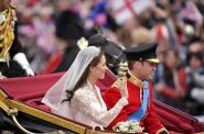 William a Kate proj�d�j� davem v historicky otev�en�m ko��ru z roku 1903.