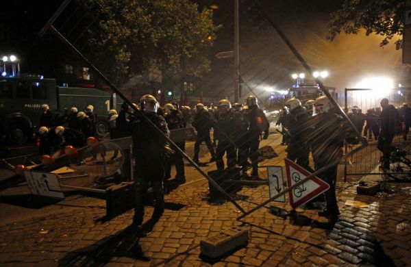 Po �udovej veselici v Nemecku zasahovali tis�cky policajtov. Sn�mka: Reuters