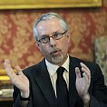 do tahanic o Státní operu se zapojil ministr Besser