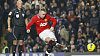 Wayne Rooney prom��uje penaltu proti Chelsea.