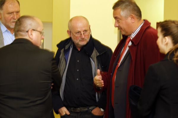 Soud exministr kultury Ji�&iacute; Balv&iacute;n ob�alovan&yacute; za &uacute;dajnou korupci p�i prodeji z&aacute;mku v P�erov� nad Labem. Na sn&iacute;mku vlevo tak&eacute; advok&aacute;t Tom&aacute;&scaron; Sokol