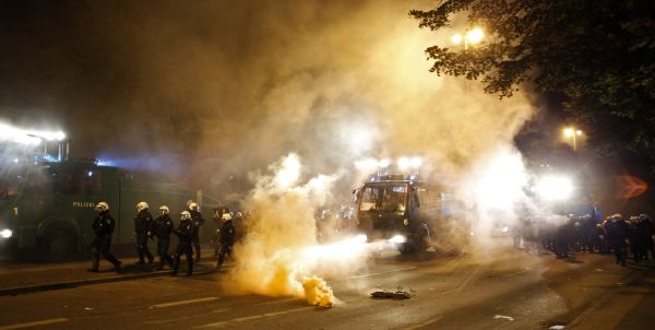 Po �udovej veselici v Nemecku zasahovali tis�cky policajtov. Sn�mka: Reuters