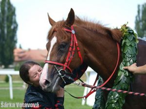 Maria Magdalena Rossak d�kuje Talgadovi po v�t�zstv� v �esk�m derby 2010