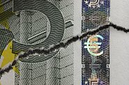 Ilustrační foto - Roztržená eurobankovka. Ilustrační foto - Roztržená eurobankovka.