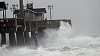 Vlny, které v sobotu vyvolal Hurikán Sandy, se rozbíjejí o molo v americkém městě Nags Head v Severní Karolíně. Hurikán Sandy ve městě Nags Head v Severní Karolíně