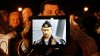 Protestuj�c� obyvatel Kypru dr�� v ruce tablet s fotkou rusk�ho prezidenta Vladim�ra Putina.