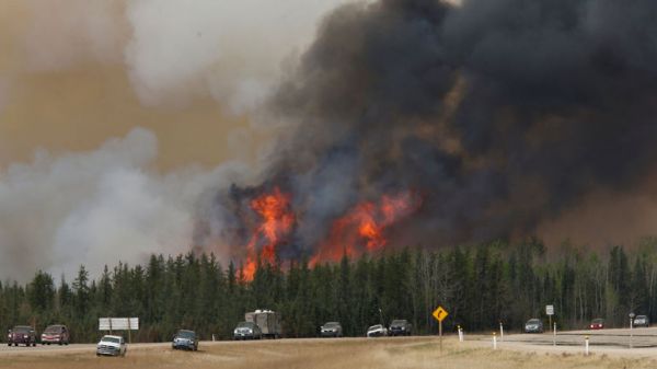 Po�&aacute;r v kanadsk&eacute; Albert� se neda�&iacute; dostat pod kontrolu