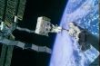 V�stup pos�dky raketopl�nu Endeavour do voln�ho prosotru