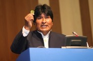 Evo Morales žvýkal na jednání OSN koku Evo Morales žvýkal na jednání OSN koku