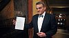 Prim�tor Bohuslav Svoboda ukazuje potvrzen� o �hrad� dluhu.