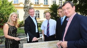 Ve�vazb� je zat�m b�val� hejtman David Rath, ale jednotliv� projekty proch�zely rukama �ady lid�. Mezi n� pat�� i�Johana Novotn� (prvn� zleva), kter� p�sobila v�minulosti ve�firm� ML Compet.