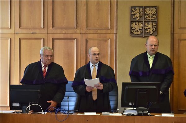 Pedseda soudního senátu Robert Pacovský vyhlašuje rozsudek.