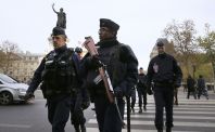 Francouzští policisté dál pátrají po totonostech atentátník.