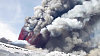 Etna chrlící popel a lávu