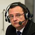 Premi�r Petr Ne�as b�hem �iv�ho vstupu do rozhlasov�ho vys�l�n�.