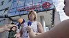 Současná ředitelka Magdalena Češková hovoří s novináři před budovou pražského dopravního podniku, kde zasahuje protikorupční policie.