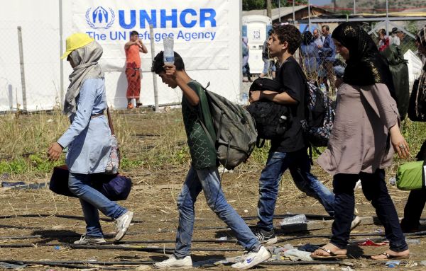 Uprchlíci putují k táboru v makedonské Gevgelii.