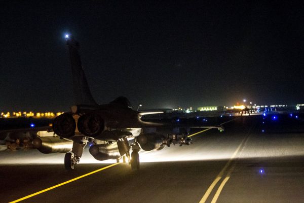 Francouzský letoun ped bombardováním pozic IS v Sýrii.