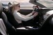 Žena řídí Aston Martin Žena a auto