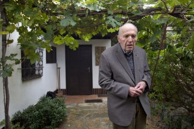 Profesor Vil�m Kraus je legendou �esk�ho vina�stv�. Ve �lecht�n� st�le pokra�uje, pokusn� r�va doslova obklopuje jeho d�m.