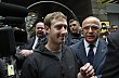 ��f Facebooku Mark Zuckerberg doprov�zen� ochrankou p�i pond�ln� prezentaci k chystan�mu vstupu na burzu u hotelu Sheraton v New Yorku.