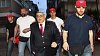 P�edseda Nov�ho �svitu Nikos Michaloliakos s doprovodem