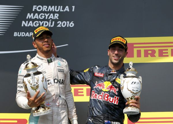 Britsk&yacute; pilot Lewis Hamilton z Mercedesu si p�ipsal rekordn&iacute; p&aacute;t&eacute; v&iacute;t�zstv&iacute; ve Velk&eacute; cen� Ma�arska formule 1.