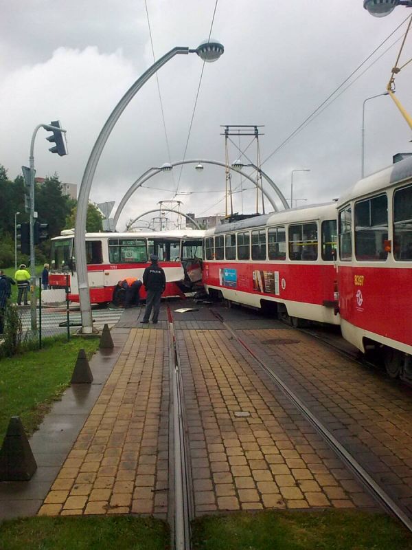 Nehoda autobusu s tramvaj