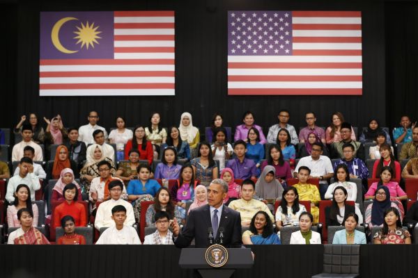 Barack Obama mluví na malajsijském summitu.