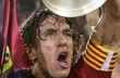 Kapit�n FC Barcelona Carles Puyol zved� nad hlavu poh�r pro v�t�ze Ligy mistr�. 