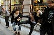 Studenti pražské DAMU v rámci Týdne neklidu vytvořili lidský řetěz a objali svou školu. Studenti obklíčili pražskou DAMU.