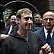 Šéf Facebooku Mark Zuckerberg doprovázený ochrankou při pondělní prezentaci k chystanému vstupu na burzu u hotelu Sheraton v New Yorku. Šéf Facebooku Mark Zuckerberg doprovázený ochrankou při pondělní prezentaci k chystanému vstupu na burzu u hotelu Sheraton v New Yorku.