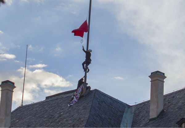 �lenov&eacute; skupiny Ztohoven vym�nili prezidentskou standartu za rud&eacute; tren&yacute;rky.