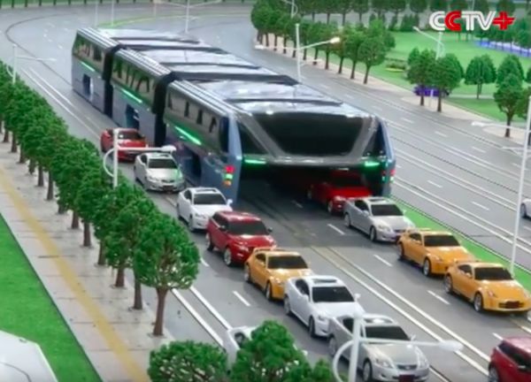 �&iacute;nsk&aacute; spole�nost Transit Explore Bus p�edstavila na technologick&eacute;m expu v Pekingu model autobusu, kter&yacute;m mohou proj&iacute;�d�t auta.
