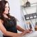 Ilustra�n� foto - Atraktivn� asistentka u po��ta�e