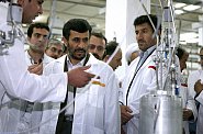 Mahmúd Ahmadínežád při prohlídce jaderného zařízení v Natanzu v roce 2008