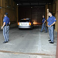 Policejn� eskorta s poslancem Rathem dorazila do v�znice.