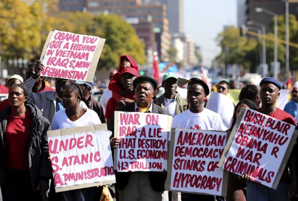 Protestanti v Pretorii s transparenty proti nvtv americkho prezidenta Baracka Obamy