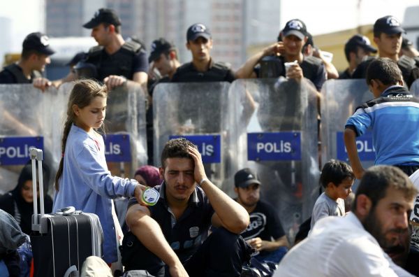 Turecká policie zastavila skupinu nkolika stovek benc, kteí se vydali z Istanbulu smrem k hranici s eckem