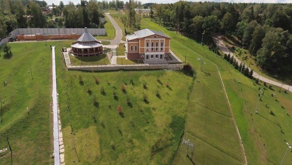 Z&aacute;b�ry z dronu ukazuj&iacute; gigantick&yacute; reziden�n&iacute; komplex o rozm�ru osmdes&aacute;ti hektar�.