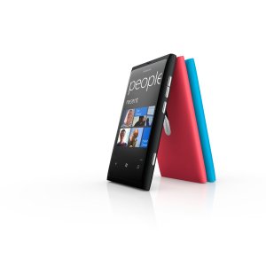 Nokia Lumia 800 do Česka zamíří nejprve v černé barvě, růžová a modrá budou následovat
