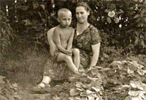 Vladimir Putin s matkou - Maria Ivanovna Putinová, červenec 1958