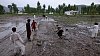 D�ti hraj� kriket v m�st� b�val�ho bin L�dinova �krytu