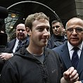 Šéf Facebooku Mark Zuckerberg doprovázený ochrankou při pondělní prezentaci k chystanému vstupu na burzu u hotelu Sheraton v New Yorku. Šéf Facebooku Mark Zuckerberg doprovázený ochrankou při pondělní prezentaci k chystanému vstupu na burzu u hotelu Sheraton v New Yorku.