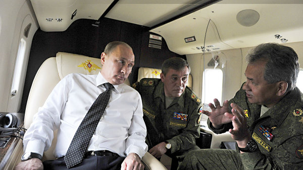 Putin, ministr obrany Šojgu a vzadu náčelník generálního štábu Gerasimov