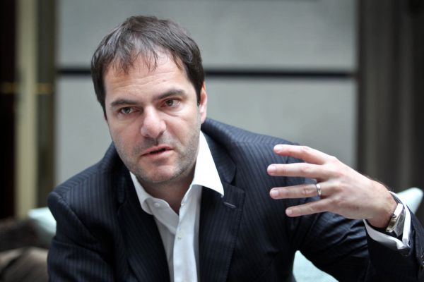 Ji�&iacute; &Scaron;mejc, &scaron;&eacute;f a&nbsp;spolumajitel Home Creditu. Ve skupin� m&aacute; pod&iacute;l p�es 13 procent. Ta se sice ve v&yacute;chodn&iacute; Evrop� tr&aacute;p&iacute;, ale v �&iacute;n� naopak za�&iacute;v&aacute; raketov&yacute; r�st.