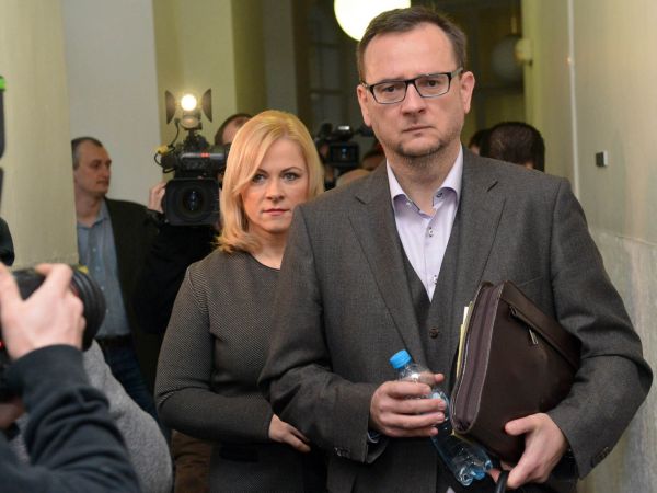 Zachr&aacute;nce Petr Ne�as. B&yacute;val&yacute; premi&eacute;r m��e zm�nou v&yacute;pov�di pomoci sv&eacute; man�elce Jan�, ale sob� p�it&iacute;�&iacute;.