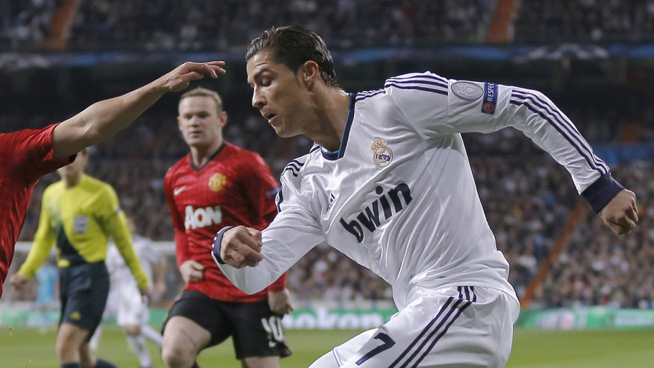 Cristiano Ronaldo z Realu Madrid v souboji proti Rafaelovi z Manchesteru United.